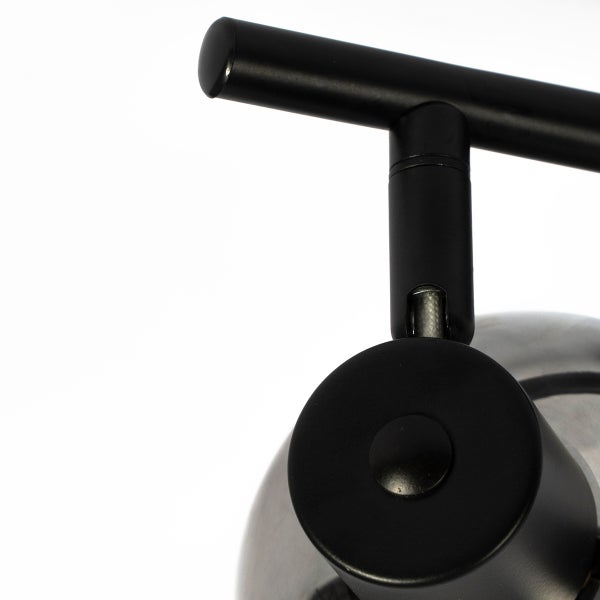 Nahaufnahme einer schwarzen Deckenleuchte mit Metallelementen