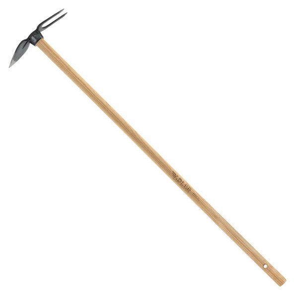 Eine Gartenhacke mit zwei Zinken und einem Holzstiel der Marke Adler.