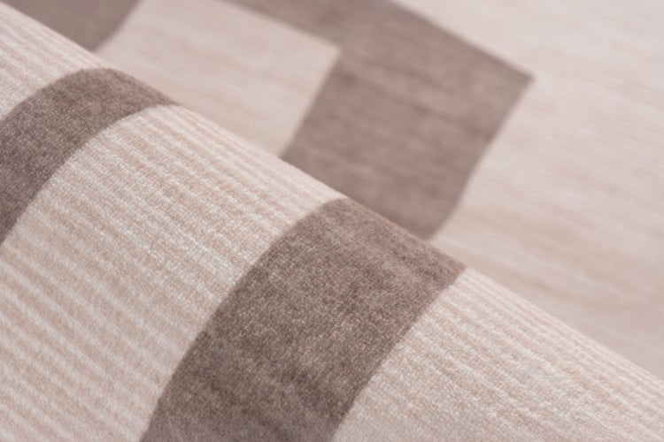 Teppich mit geometrischem Streifenmuster in Nahaufnahme