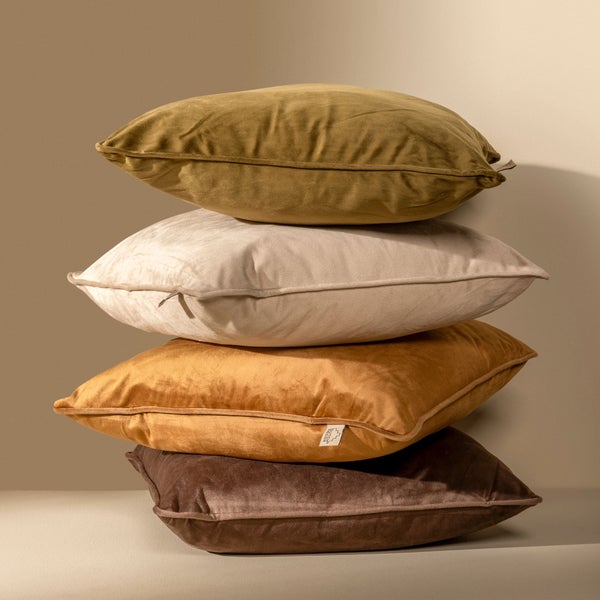 Stapel aus vier quadratischen Dekokissen