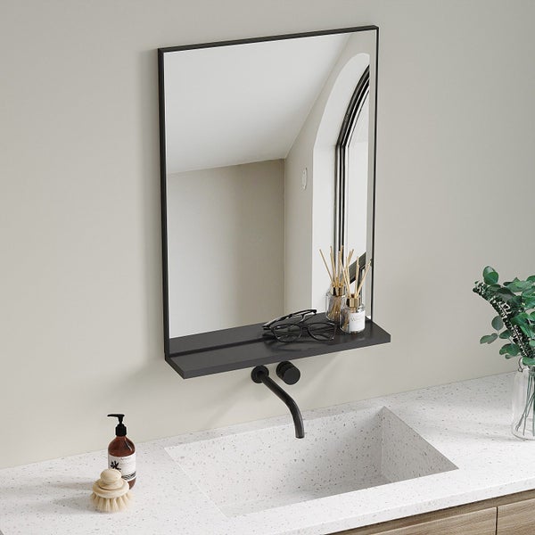 Wandspiegel mit integrierter Ablage für das Badezimmer über einem Waschbecken mit Unterputzarmatur.