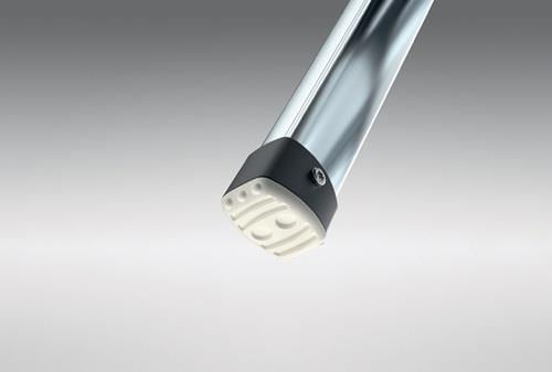 Detailansicht eines Leiterfußes aus Metall mit Kunststoffkappe für sicheren Stand