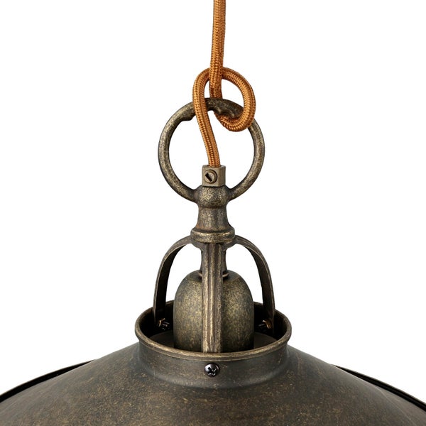 Detail einer Hängeleuchte im Vintage-Stil mit Stoffkabel