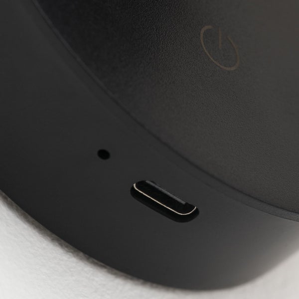 Detailansicht einer schwarzen Gerätebasis mit USB-Anschluss