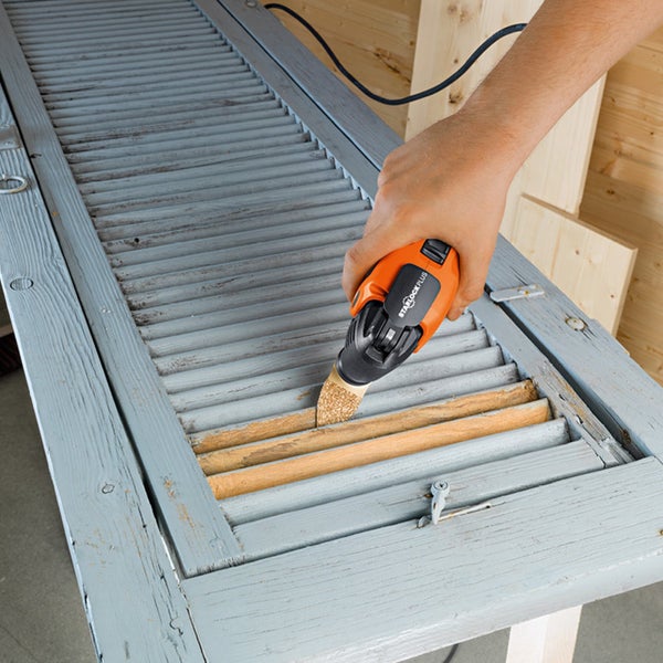 Oszillierendes Multifunktionswerkzeug im Einsatz an einem Fensterladen.