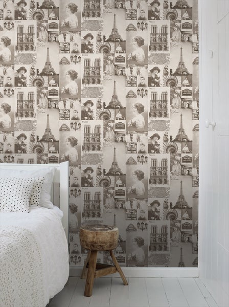 Raum mit Tapete im Paris Design, Bett und Holzhocker