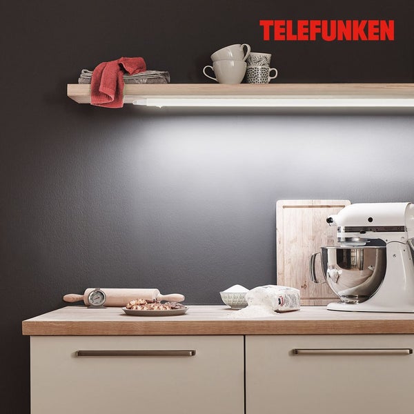 Küchenszene mit Küchenmaschine, Zutaten und Telefunken Logo