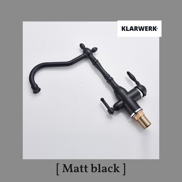 Vier grüne Zierkissen mit Blumenmuster