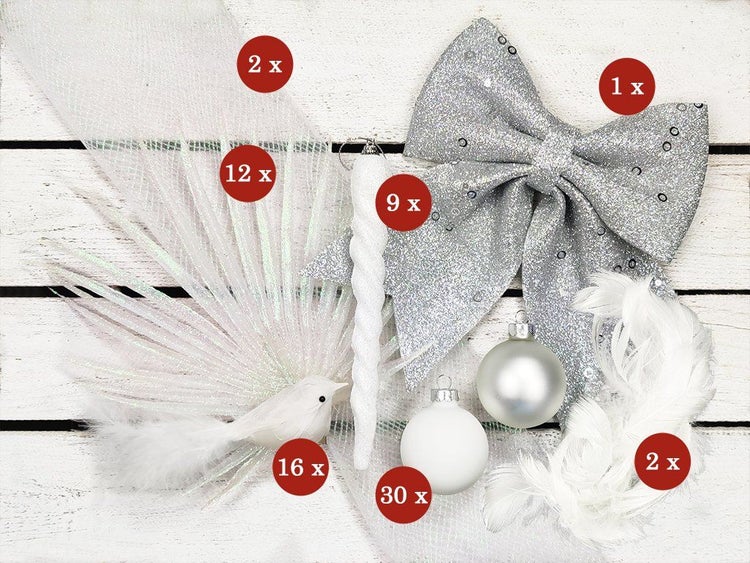 Set mit Weihnachtsbaumschmuck bestehend aus Schleife, Kugeln, Eiszapfen, Vogel und Dekofedern für die festliche Dekoration.