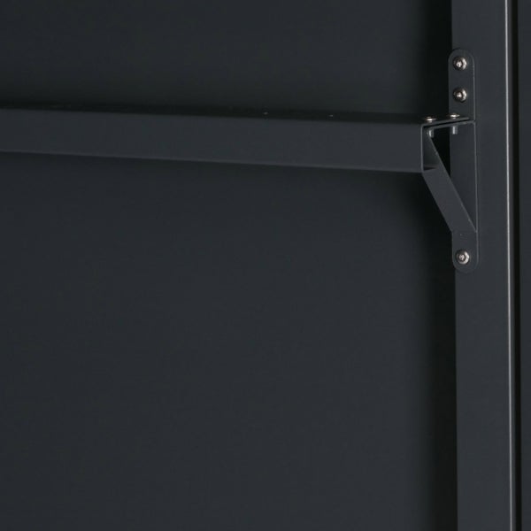 Detailansicht eines Metallregals mit Halterung