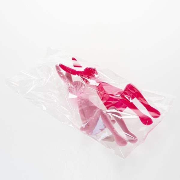 Zwei rosafarbene Stoffhasen in einer transparenten Kunststoffverpackung