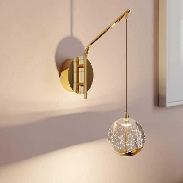 Moderne Wandleuchte in Gold mit einer Glaskugel, die einen dekorativen Blaseneffekt aufweist.