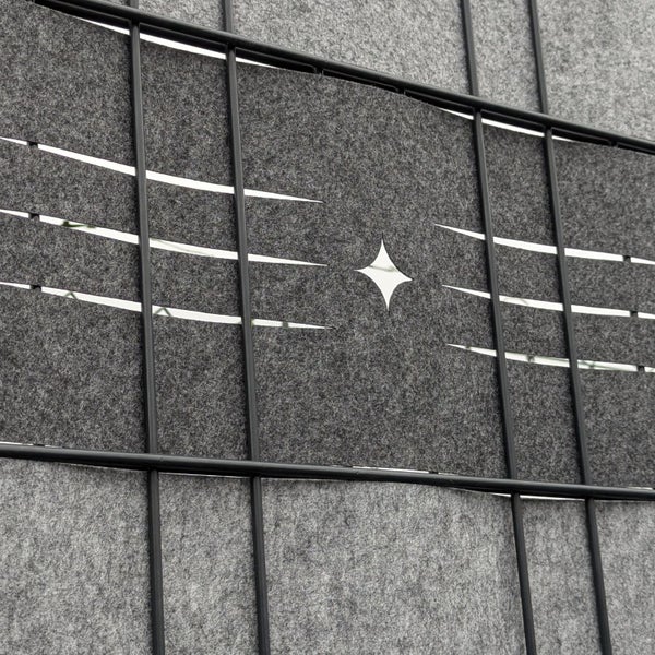 Akustikpaneel mit Filz und Metallgitter