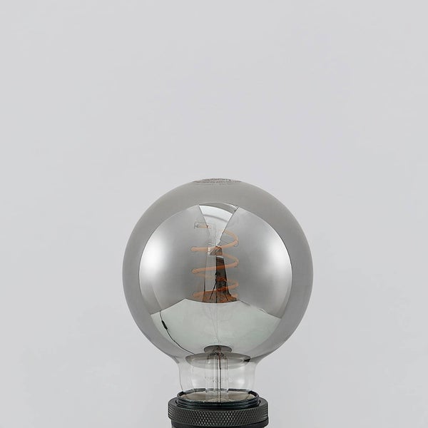 LED-Filament-Leuchtmittel in Globeform mit rauchfarbenem Glas und sichtbarer Spirale.