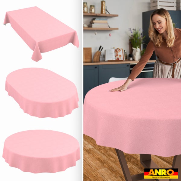 Tischdecke in rechteckiger, ovaler und runder Form. Eine Frau streicht das Tuch auf einem Holztisch in einer hellen Küche glatt. ANRO Logo.