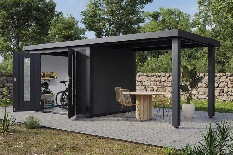 Modernes Gartenhaus mit integriertem überdachtem Sitzbereich auf einer Holzterrasse, ausgestattet mit Flügeltüren und Innenregalen.