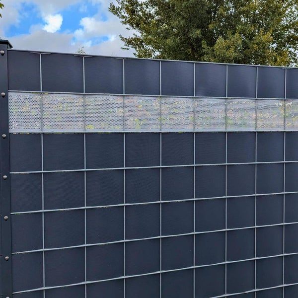 Sichtschutzzaun mit Drahtgitter und Dekorelement