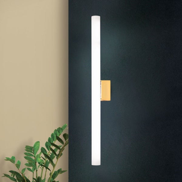 Moderne LED Wandleuchte in stabform mit satinierter Abdeckung an einer Wand montiert