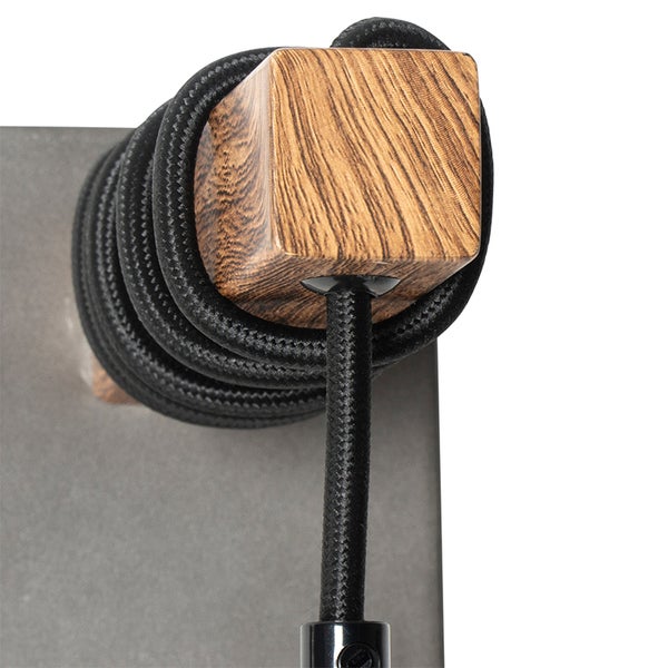 Detailaufnahme einer Lampe mit Holzelement und Textilkabel