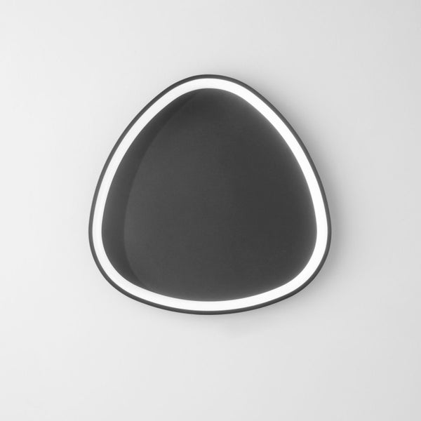 Moderne LED Deckenleuchte oder Wandleuchte in abgerundeter Dreiecksform mit schwarzem Gehäuse.