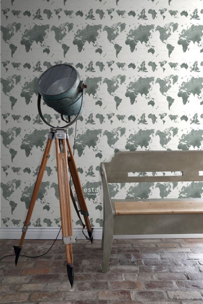 Raumansicht mit Weltkarten Tapete, Stehlampe und Sitzbank