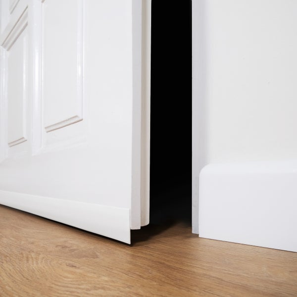 Teilweise geöffnete weiße Innentür auf Holzboden