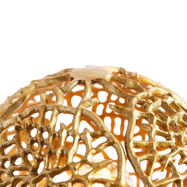 Detailaufnahme einer goldenen Dekoleuchte mit filigranem Muster