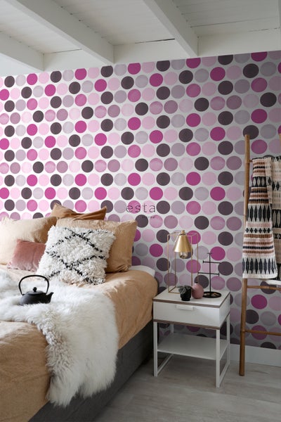Schlafzimmer mit Tapete mit Punktmuster, Bett und Nachttisch.