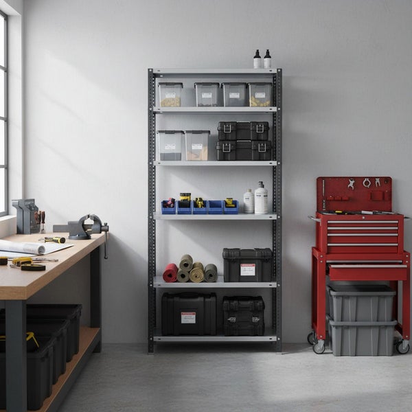 Organisierte, helle Werkstatt mit einem hohen Metallregal voller Boxen, einem roten Werkzeugwagen und einer Werkbank mit Schraubstock.