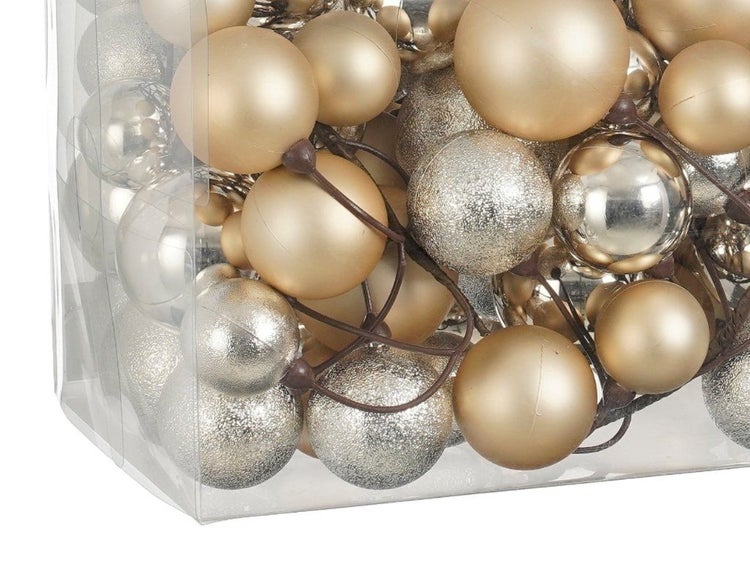 Set aus verschiedenen Weihnachtskugeln in unterschiedlichen Größen mit glänzenden, matten und glitzernden Oberflächen in transparenter Verpackung