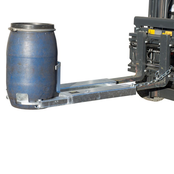 Fassgreifer an Gabelstapler mit blauem Fass