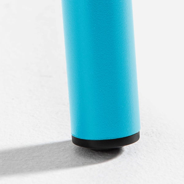 Nahaufnahme eines blauen Tischbeins mit schwarzem Kunststoffgleiter.