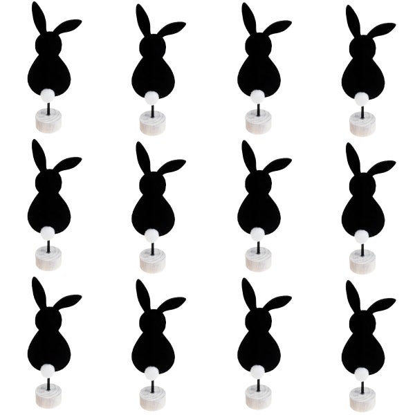 Dekorative Hasenfiguren auf Holzsockel, Osterdekoration