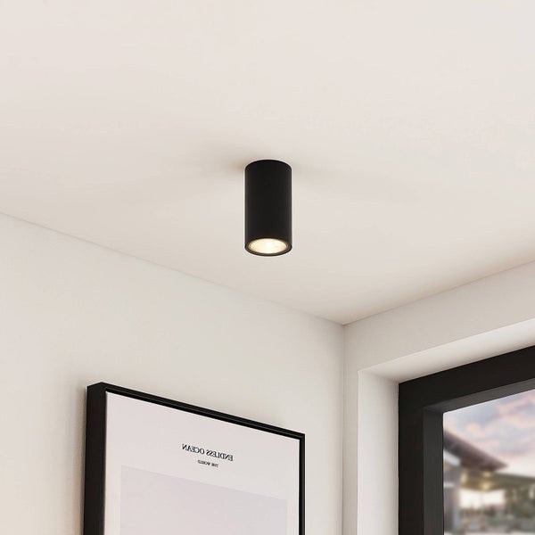 Schwarze Deckenleuchte in einem Raum.