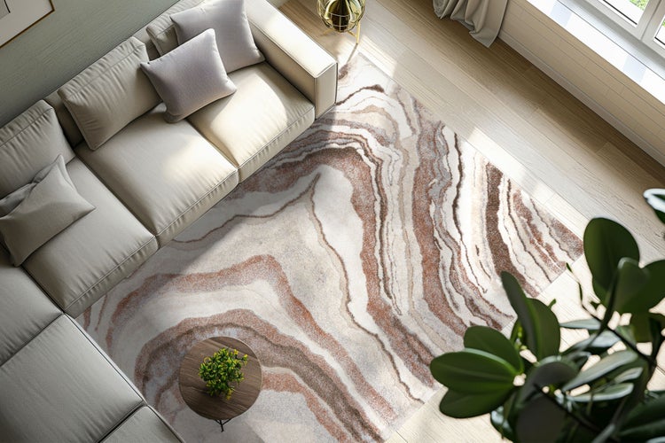 Wohnzimmer mit einem rechteckigen Teppich mit abstraktem Achat Design, einem modernen Sofa und einem kleinen runden Beistelltisch auf Holzboden.