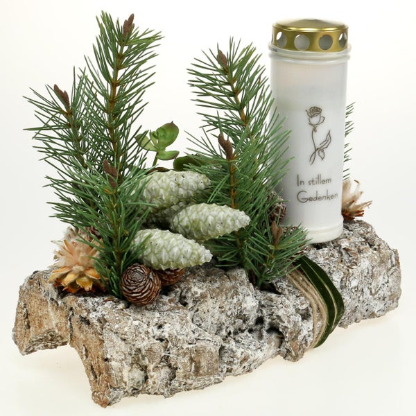 Grabgesteck mit Kerze und Tannenzweigen zur Dekoration einer Grabstätte