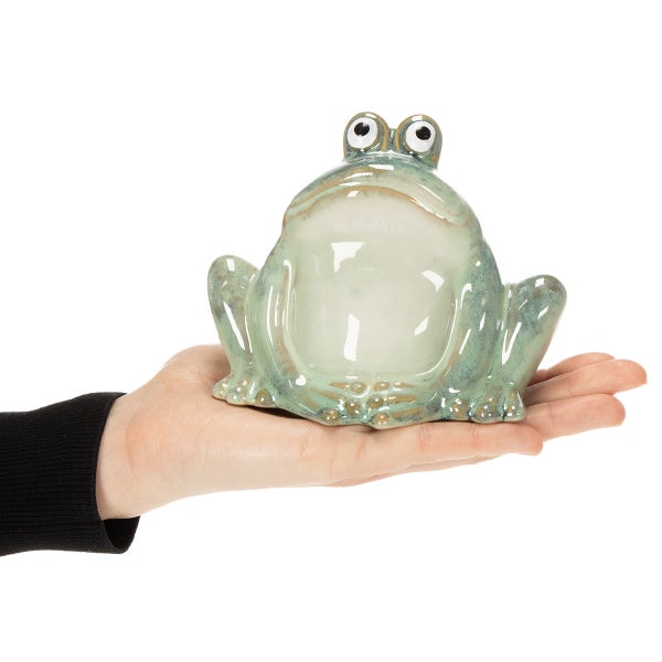 Dekofigur Frosch aus Keramik in einer Hand