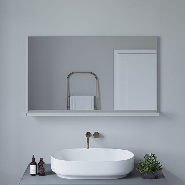 Modernes Badezimmer mit ovalem Aufsatzwaschbecken, wandmontierter Armatur, Spiegel mit Ablage und Dekoration auf dem Waschtischunterschrank.