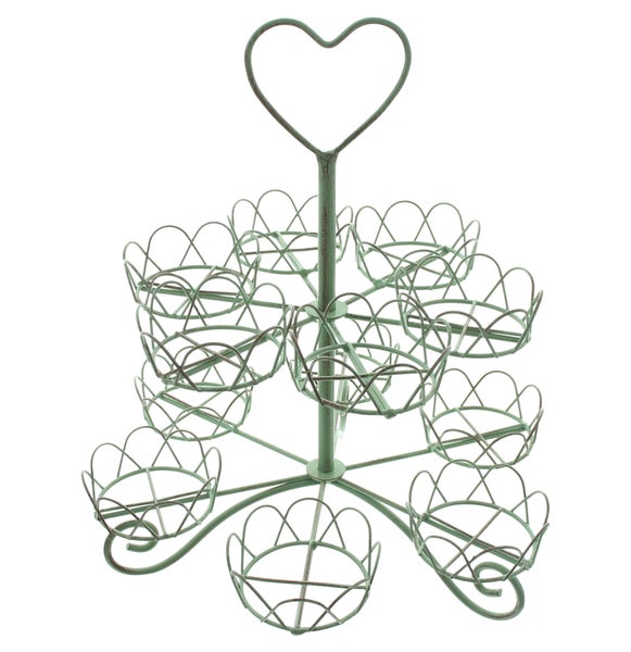 Zweistöckige mintgrüne Etagere aus Metall im Vintage-Design mit herzförmigem Griff und runden Drahtkörben.