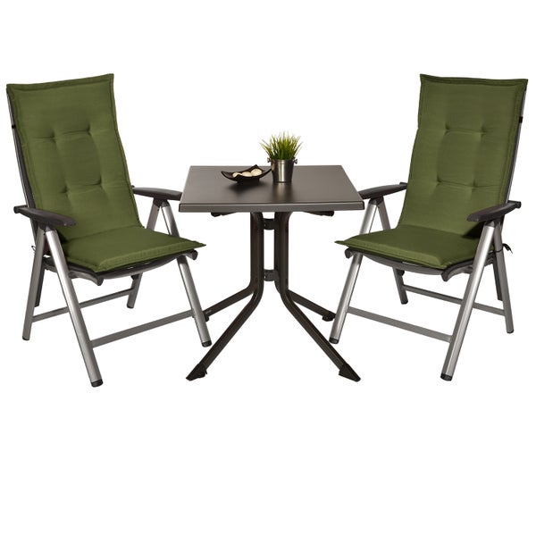 Gartenmöbel-Set bestehend aus einem quadratischen Tisch und zwei verstellbaren Klappstühlen mit grünen Polstern.