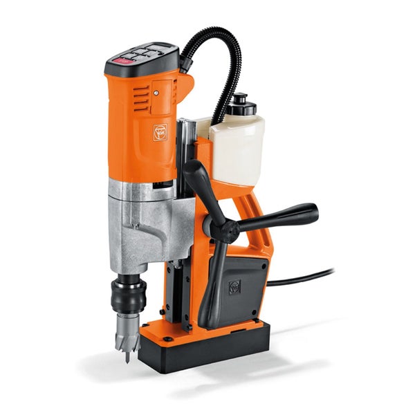 Fein Magnet-Kernbohrmaschine mit Kühlmittelbehälter und Handkreuz für Metallbearbeitung.