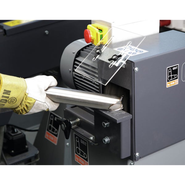 Hundehütte mit Holzelementen und Metallgittertüren in einem hellen Raum mit Hund