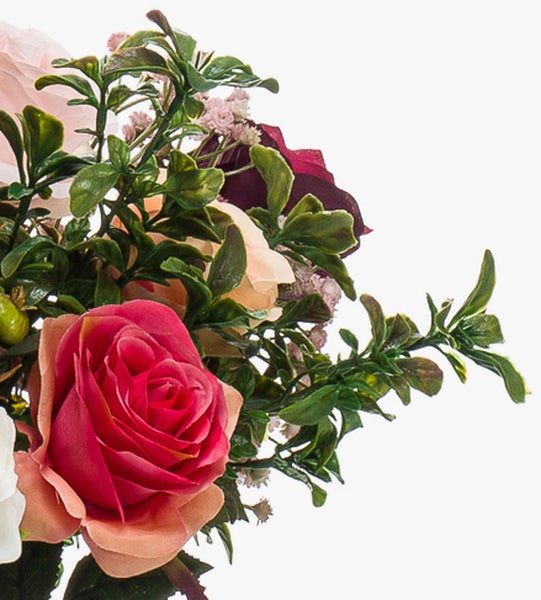 Künstlicher Blumenstrauß mit rosa Rosen und grünem Blattwerk.