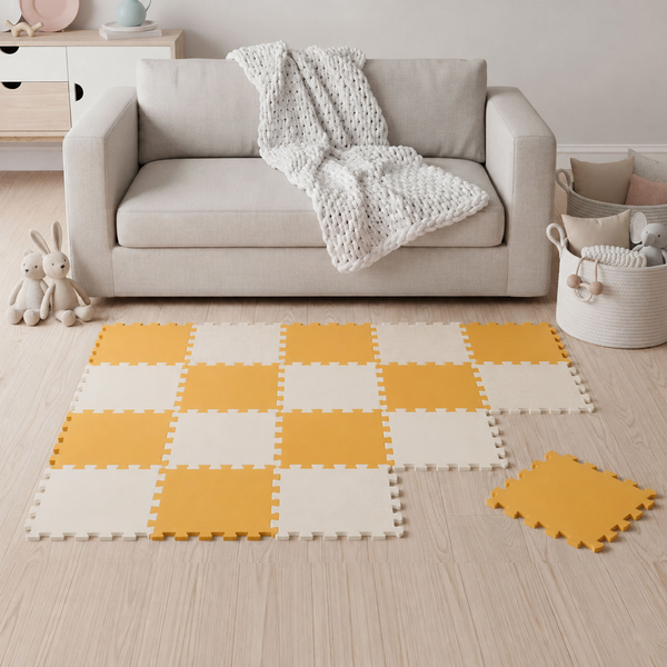 Quadratische Spielmatte als Puzzle mit ineinandergreifenden Steckverbindungen aus weichem Schaumstoff in einem Wohnzimmer mit Sofa und Spielzeug