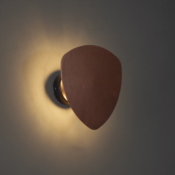Wandleuchte mit braunem Schirm an der Wand