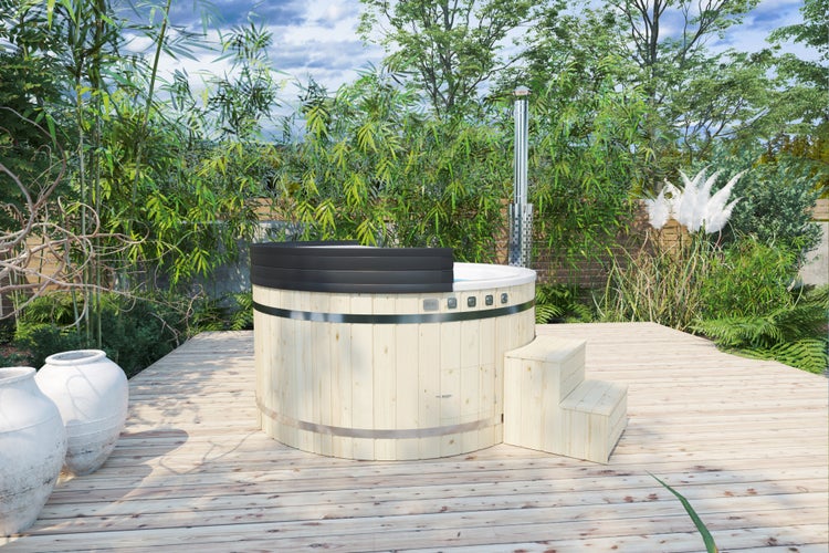 Holzbadewanne mit Treppe und Ofen im Garten