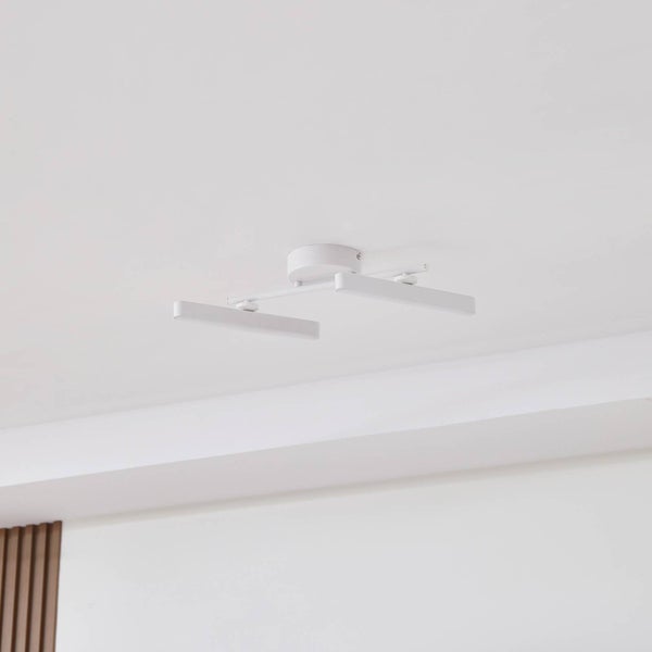 Weiße, moderne LED-Deckenleuchte mit zwei schwenkbaren, rechteckigen Lichtbalken an einer runden Halterung.