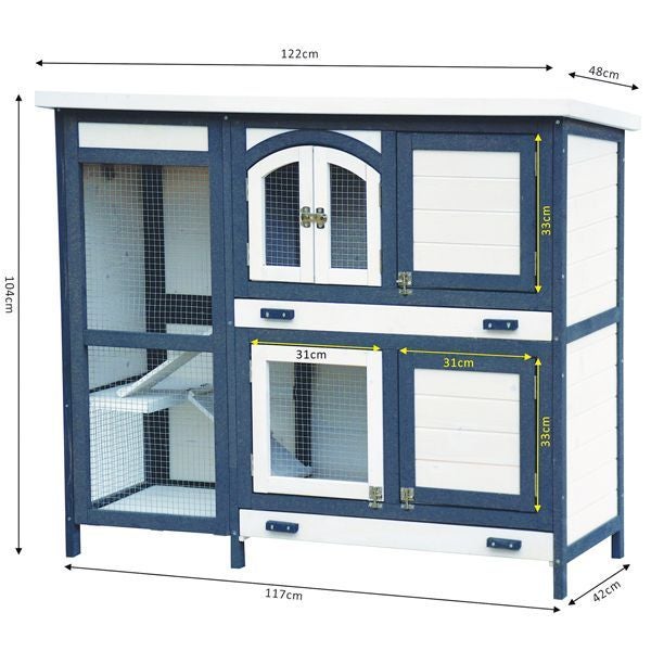 Zweistöckiger Kleintierstall aus Holz in Grau und Weiß, Maße: Breite 122 Zentimeter, Höhe 104 Zentimeter, Tiefe 48 Zentimeter.