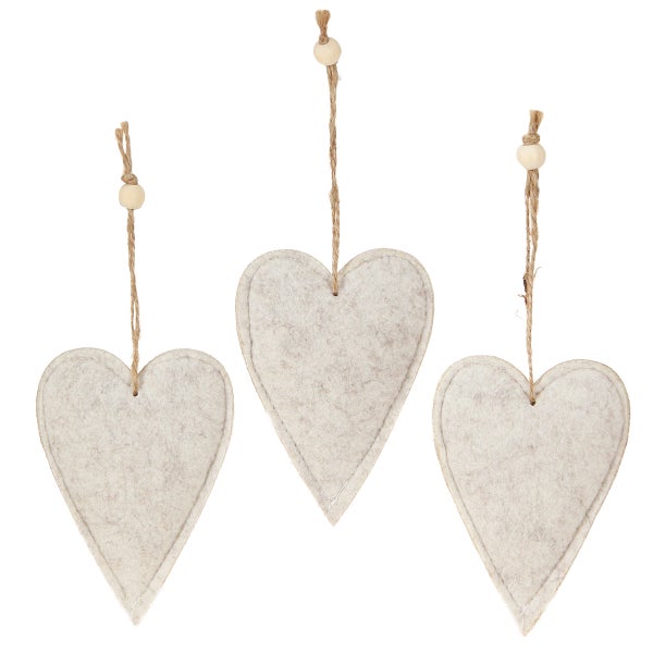 Drei Stoffherzen zum Aufhängen mit Kordel
