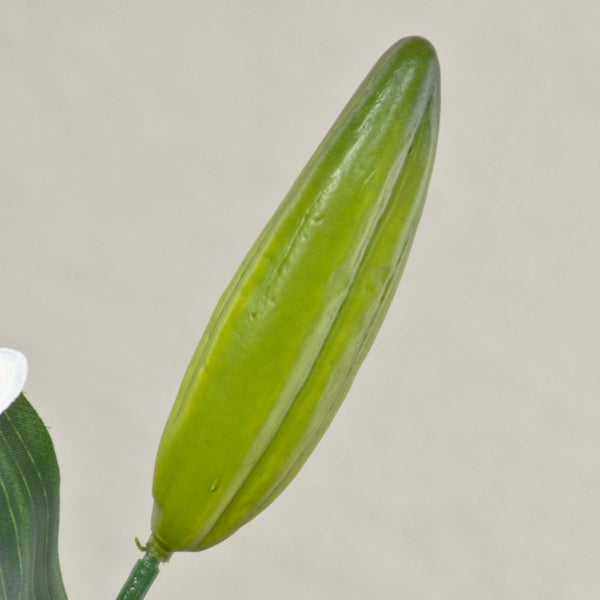 Künstliche Lilie in Weiß mit zwei geöffneten Blüten und einer Knospe.